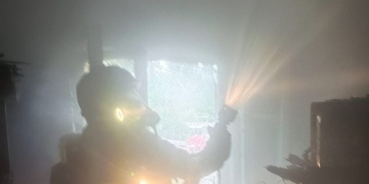 Incendio a Polyarnye Zori: tre persone evacuate da un appartamento in fiamme nella penisola di Kola