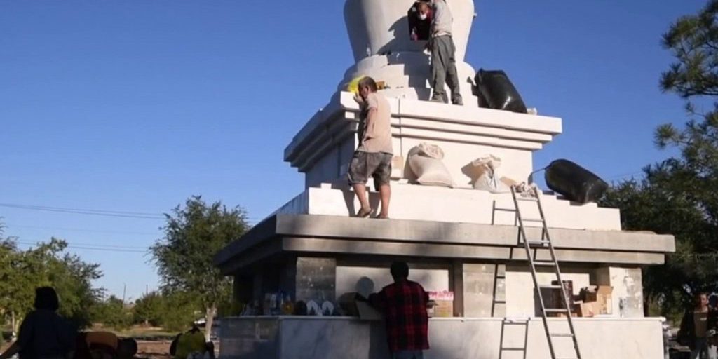 В аэропорту Элисты возводят ступу Лотоса