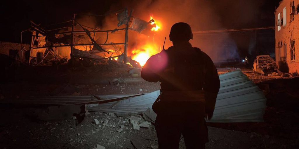 Incendi devastanti in Ucraina dopo l'attacco russo: i vigili del fuoco lottano per contenere le fiamme e garantire la sicurezza pubblica