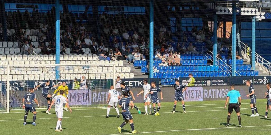 Почти шесть тысяч человек смотрели футбол на стадионе в Оренбурге