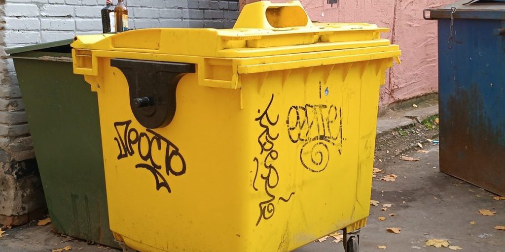 Guidatore lascia accidentalmente una granata in un contenitore per i rifiuti a Petersburg: l'evento e le possibili conseguenze per la sicurezza pubblica