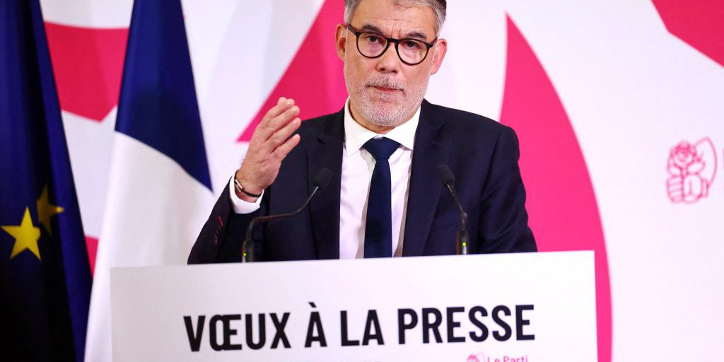 Faure, primo segretario socialista, propone compromessi sul bilancio e critica LFI