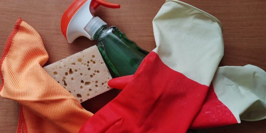 Sicurezza dei Bambini: Perché non Bisogna Affidare ai Minori la Pulizia con Prodotti Chimici Aggressivi