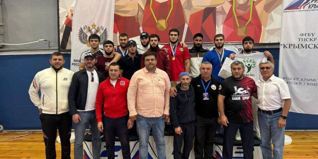 I Lottatori della Karachay-Cherkessia Trionfano con 6 Qualifiche alla Coppa del Mondo di Lotta con la Cintura