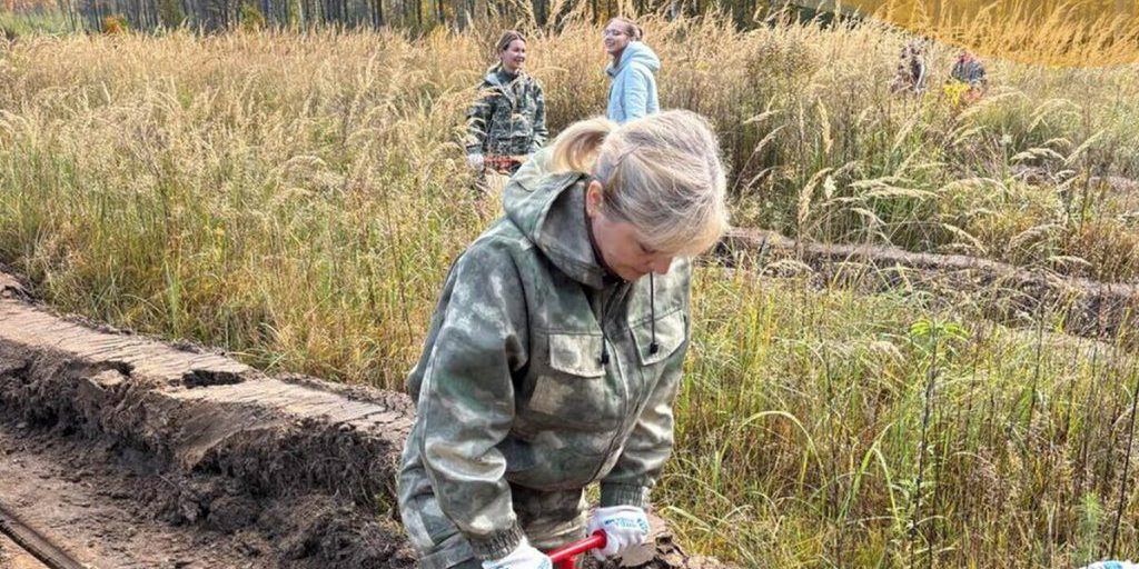 В козельских лесах посадили 3000 елей