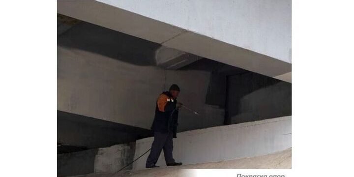 В Смоленске покрасили Крестовоздвиженский мост