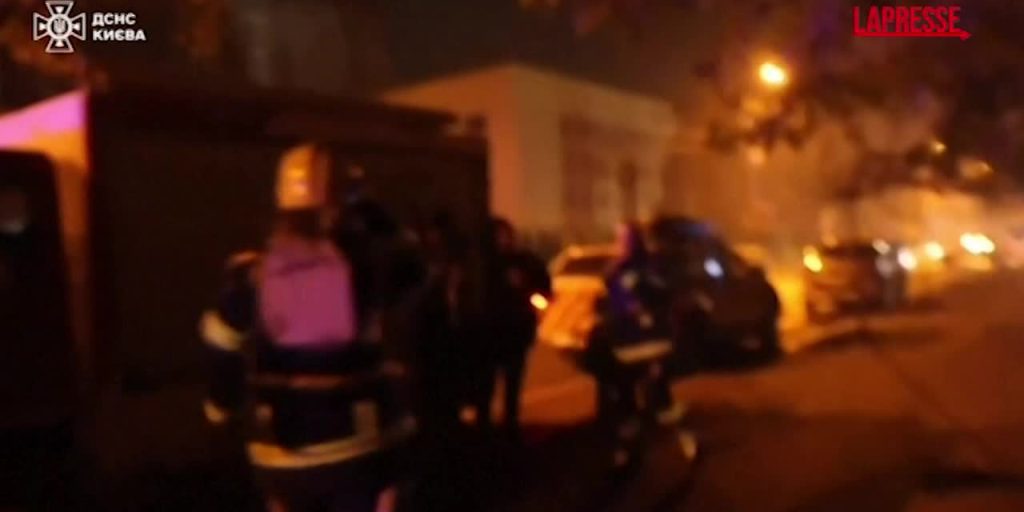 Attacchi russi su Kiev: almeno due morti e feriti, la città in stato di allerta
