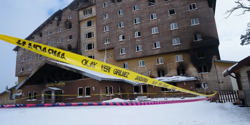 Incendio in hotel di Bolu Kartalkaya causa 78 morti; Parlamento richiede unità vigili del fuoco