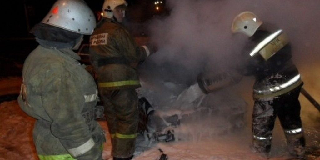 Incendio a Voreneg: un veicolo in fiamme nella notte, le autorità indagano sulla causa dell'incidente