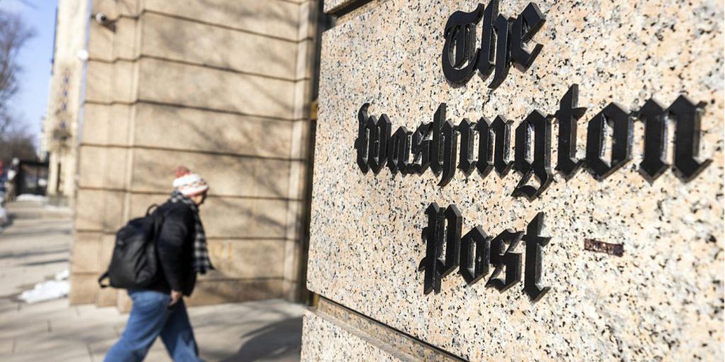 epaselect epa12704535 A person walks outside The Washington Post headquarters in Washington, DC, USA, 04 February 2026. The storied paper has announced a massive round of layoffs affecting roughly 30 percent of its workforce, approximately 300 employees across the company.  EPA/JIM LO SCALZO