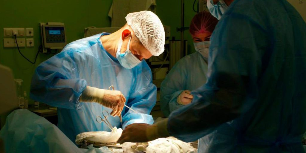 Липецкие онкологи провели уникальную операцию для пациента с опухолью ноги