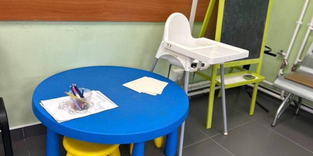 Воспитанники детских садов в Петербурге гуляли на площадках без навесов