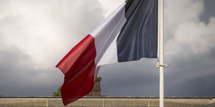 Manifestazione a Parigi: migliaia di persone chiedono le dimissioni di Macron e l'uscita dall'Unione Europea