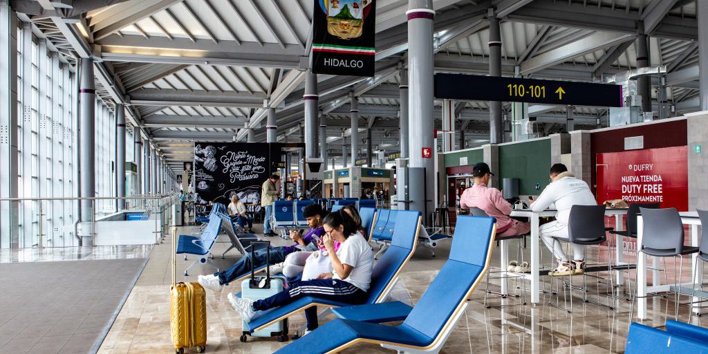 Una donna ispirata a Nefertiti appare in una sala d’attesa aeroportuale in Uruguay