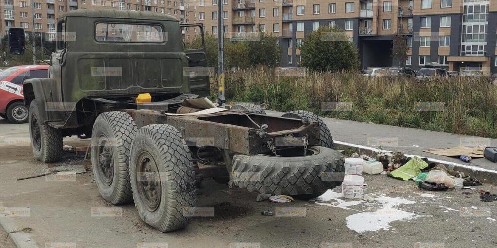 В Шушарах брошенный грузовик стал площадкой для подростковой вакханалии