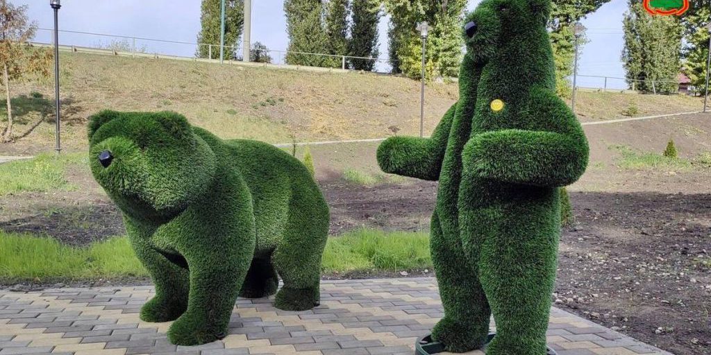 В липецком парке Волово возникли зеленые медведи