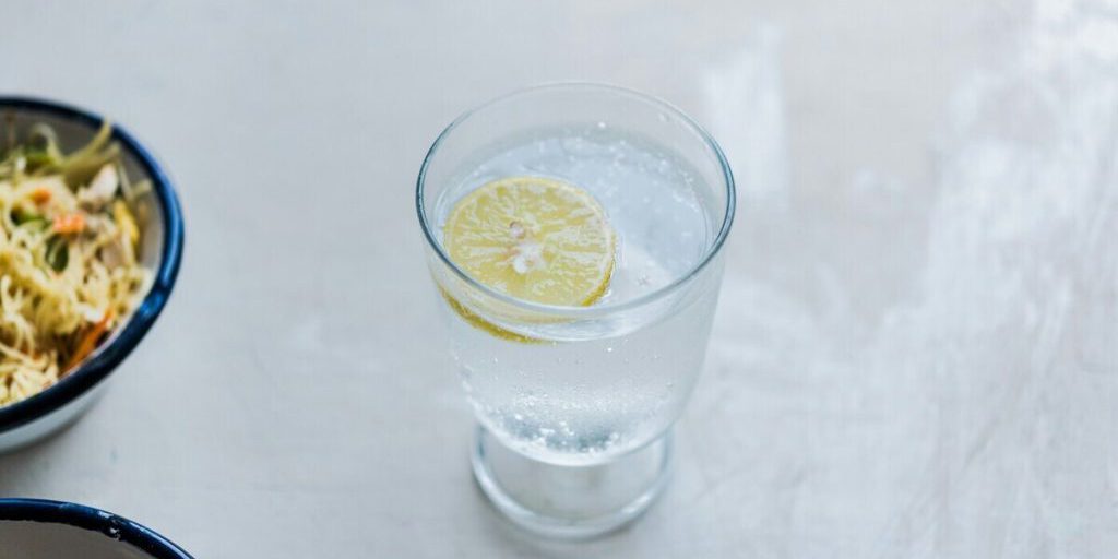 I Rischi Nascosti dell'Acqua con Limone a Digiuno: Scopri le Possibili Conseguenze per la Tua Salute