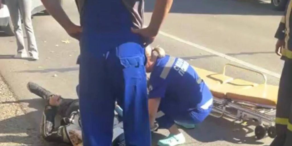 Incidente Stradale a Pensa: Un Confronto Tra un'Auto e un Motociclo con Feriti