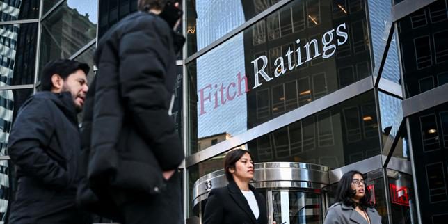 Fitch Riduce il Rating della Francia: Impatto sulla Gestione del Debito e sull'Economia Europea