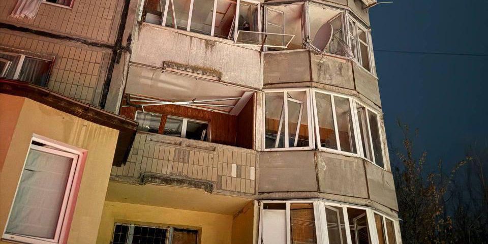 Attacco con droni russi a Bila Tserkva: edificio alto danneggiato e due feriti