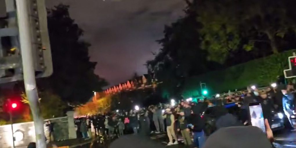 Disordini in Irlanda dopo lo stupro di una bambina di 10 anni: tensioni sociali e politiche sulla gestione dell'immigrazione e della sicurezza pubblica