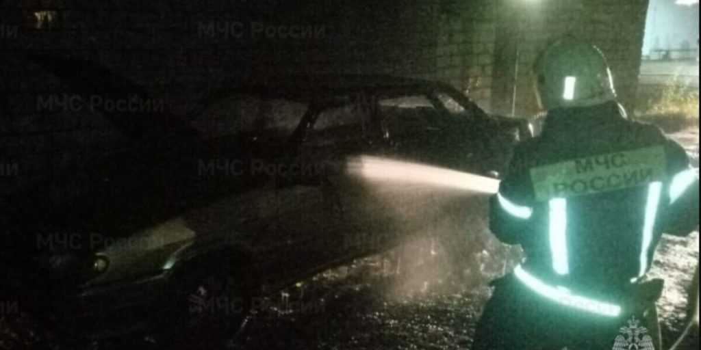 В Орловской области загорелся стоящий у гаража автомобиль