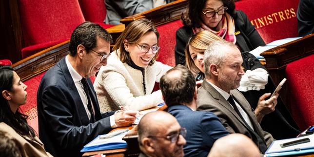 Bilancio 2026: il progetto di legge torna in commissione mentre Amélie de Montchalin avverte di possibili impatti sui cittadini