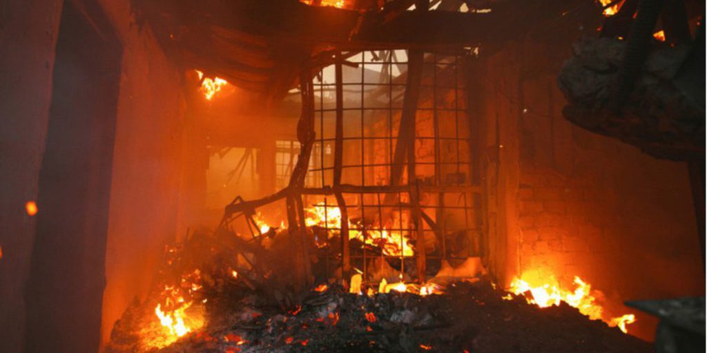 В Киселёвске пожар охватил деревообрабатывающий цех