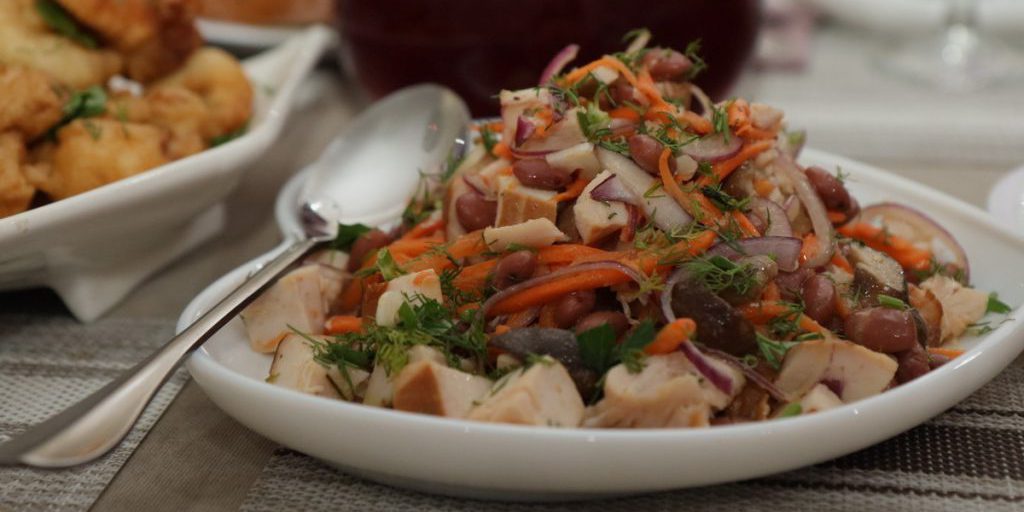 Кардиолог-вегетарианец подавился мясным блюдом во время полета и умер