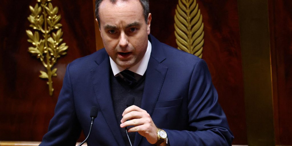 Governo francese usa 49.3 sul bilancio, opposizione prepara mozione di censura
