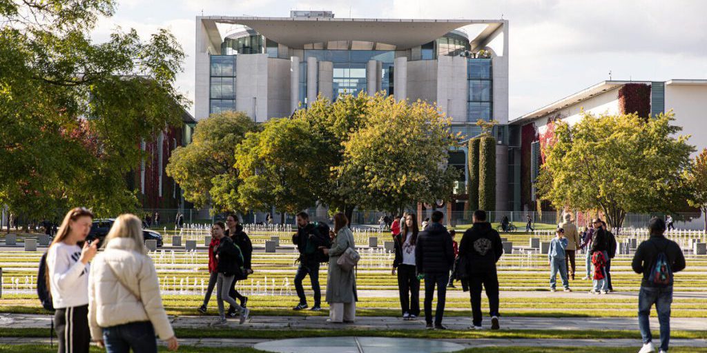 Молодые украинцы массово въезжают в Германию после отмены выездных ограничений