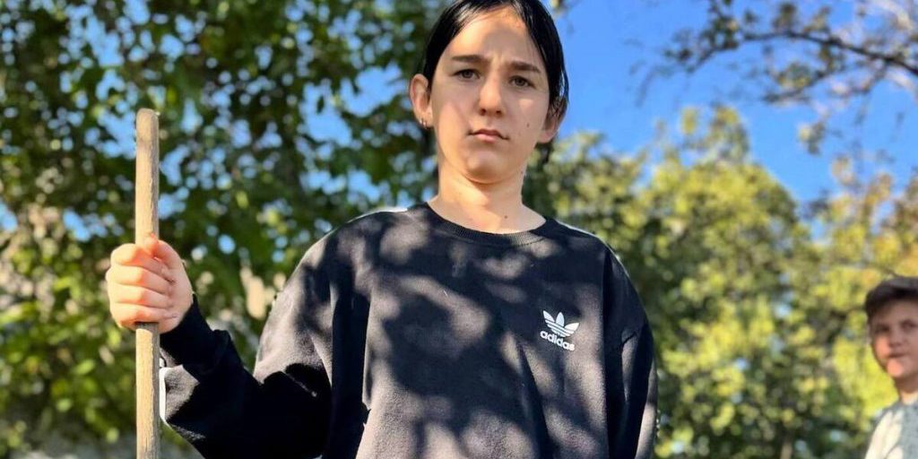 Юнармейцы из Марьяновки помогли привести в порядок двор пожилой жительницы