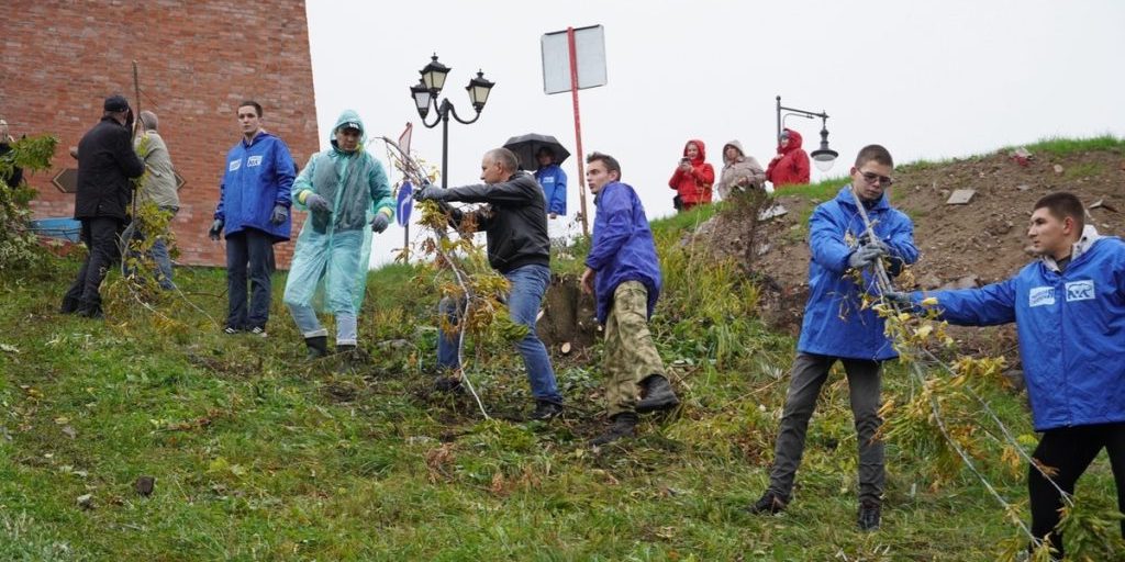 «Единая Россия» провела масштабный субботник на берегу Днепра в Смоленске