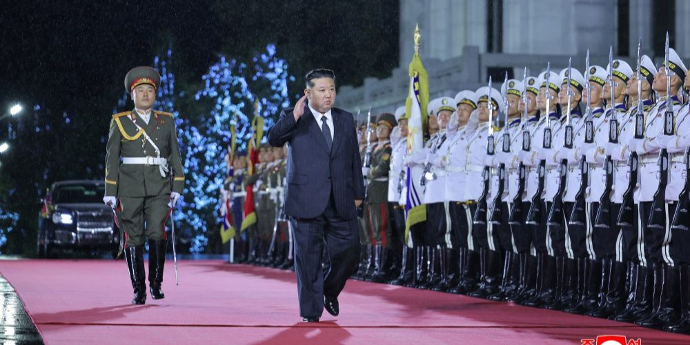 Corea del Nord Espone Nuovo Missile Balistico Intercontinentale in Parata Militare con la Presenza di Leader Stranieri