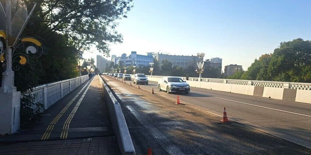В Сочи продолжается ремонт участка Курортного проспекта на мосту между остановками "Театральная" и "Светлана"