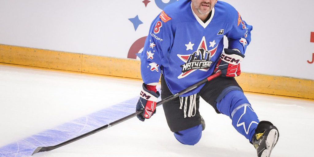 "Alexander Ovechkin, stella dell'NHL, riceve un iPhone personalizzato in onore del suo record storico"