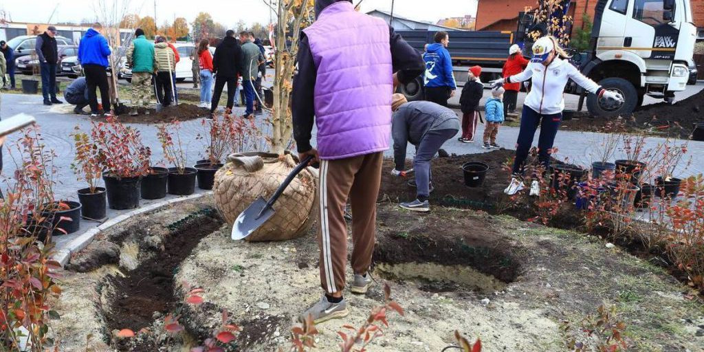Sindaco di Penza guida iniziativa di pulizia urbana per rivitalizzare gli spazi verdi della città