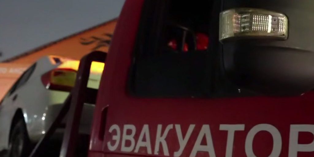 Pulizia delle strade a Makhachkala: l'amministrazione comunale rimuove veicoli abbandonati per migliorare la sicurezza e l'aspetto estetico della città