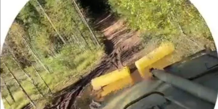 Неизвестные вандалы разгромили въезд в заказник «Ореховский»