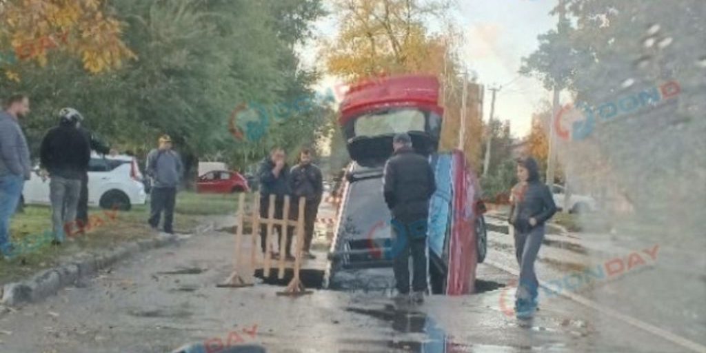 Incidente stradale a Rostov: un'auto scompare sotto l'asfalto dopo forti piogge