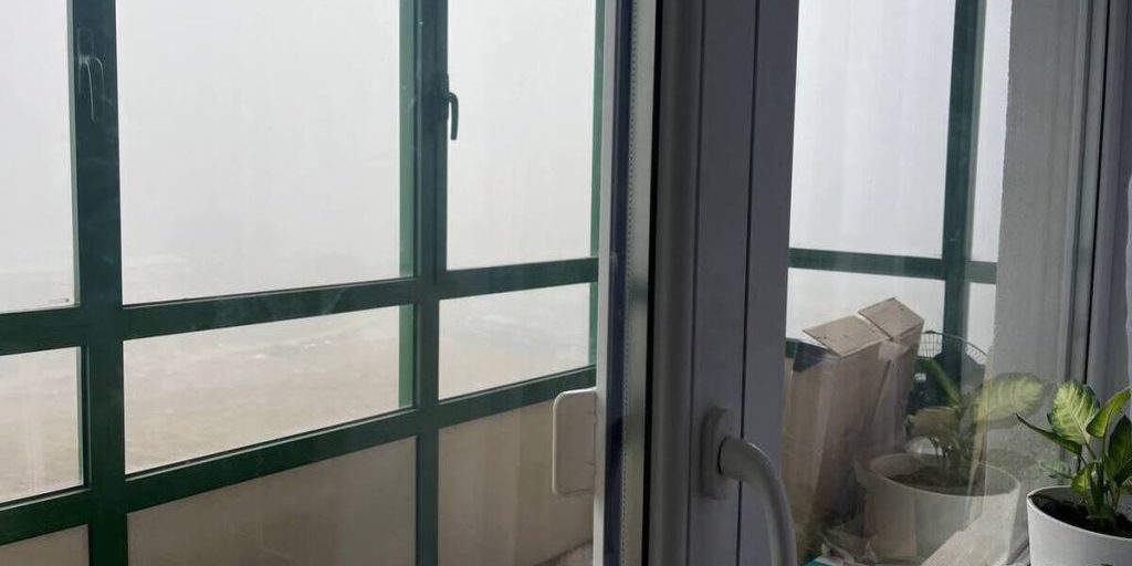 Петербурженка забралась на чужой балкон и разбила об голову спасателя горшок