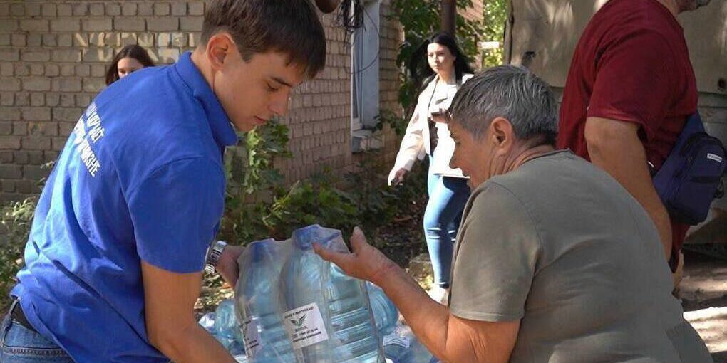Волонтёры продолжают доставлять воду жителям ДНР
