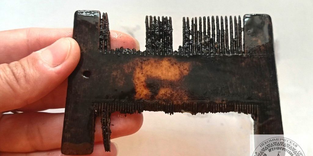"Scoperto un antico pettine di osso durante gli scavi archeologici a Pskov, in Russia: nuove scoperte sulla vita quotidiana delle antiche popolazioni"