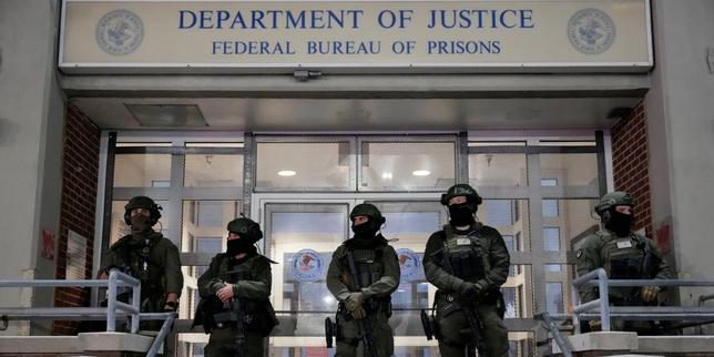 Video mostra uomo menottato, sospettato di essere il presidente venezuelano, che esce da un aereo all'aeroporto Stewart International