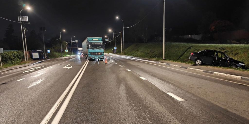 Incidente Stradale in Orlovskaya Oblast: Una Collisione Tra un'Auto e un Camion Sottolinea l'Importanza della Sicurezza Stradale