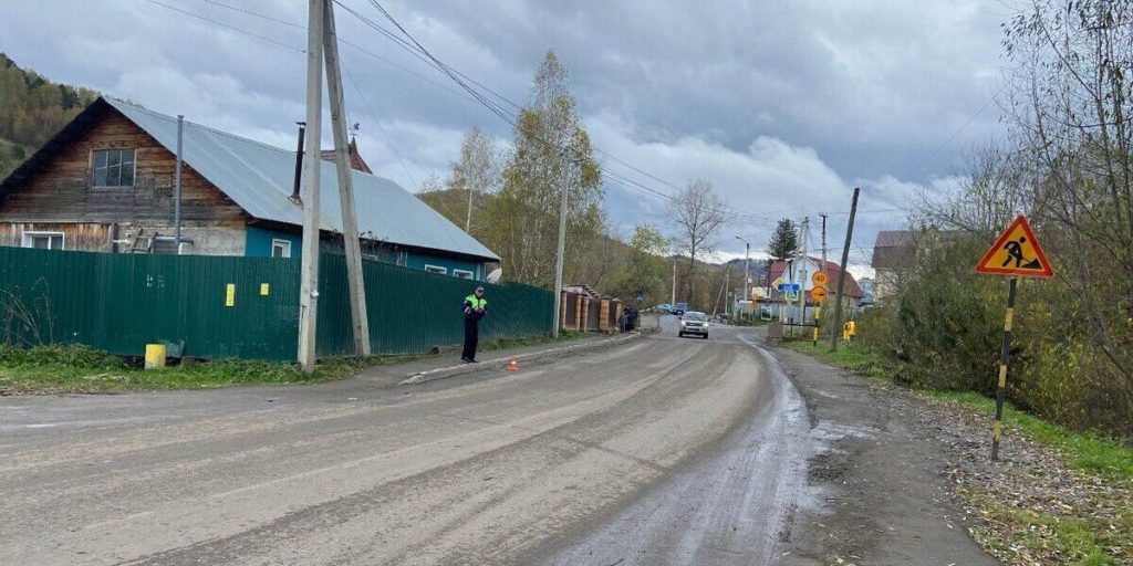 Пешеход попал в больницу с переломанными ногами после ДТП в Горно-Алтайске