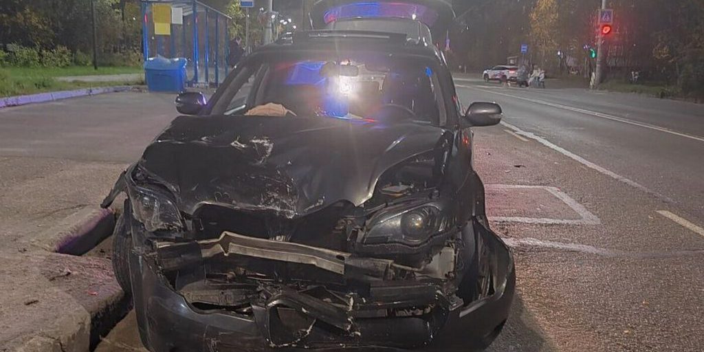 Машина врезалась в стоящее авто на остановке в Мурманске