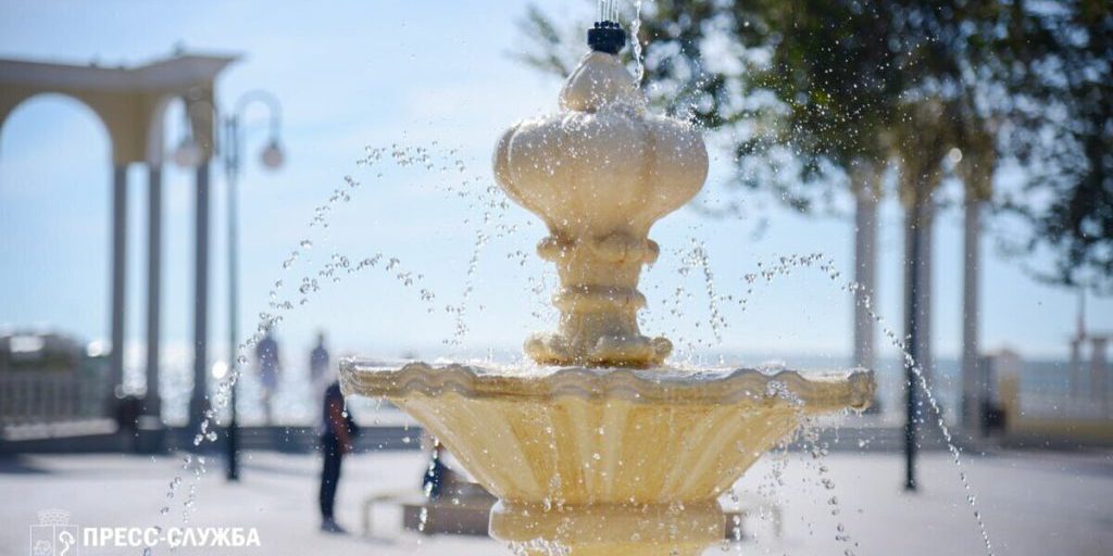 Городские фонтаны в Евпатории готовят к зиме