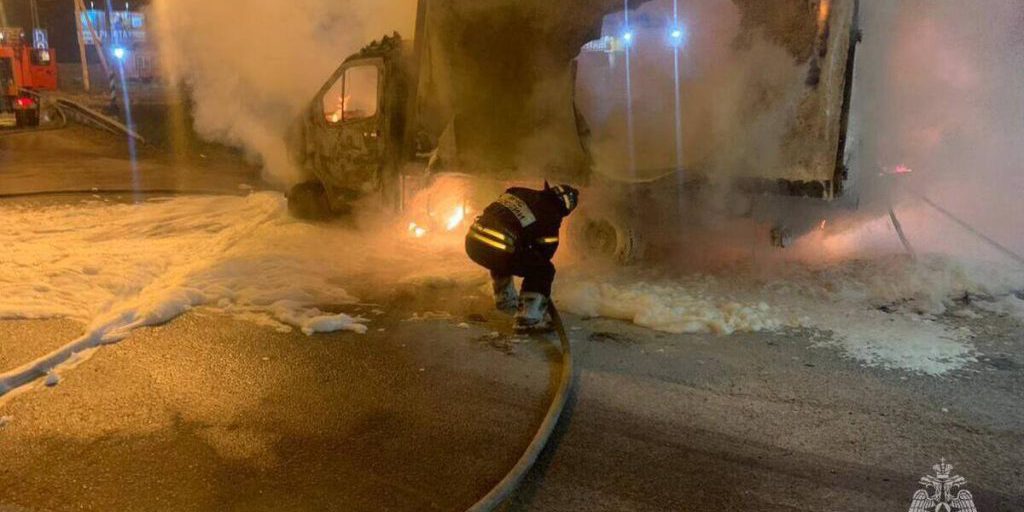 В поселке под Тверью горел грузовик: пострадал водитель