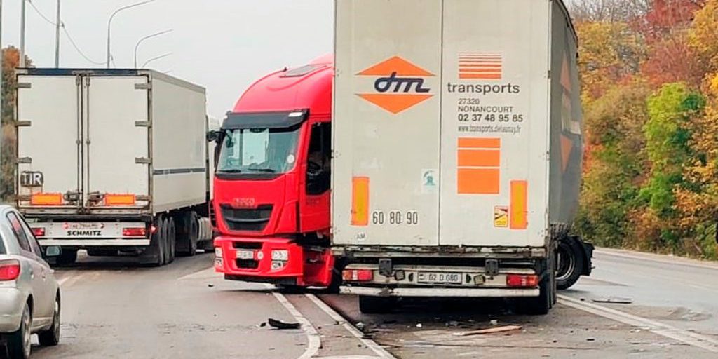 Incidente Stradale a Lipetsk: Due Camion Coinvolti e un Conducente Ferito, le Autorità Investigano sulla Causa dell'Accaduto